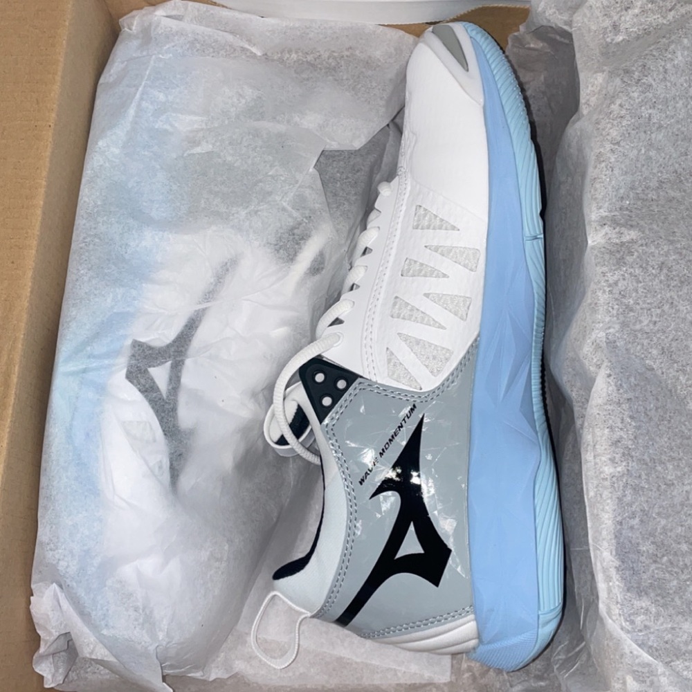Mizuno Women's Wave Momentum Volleyball Shoes
